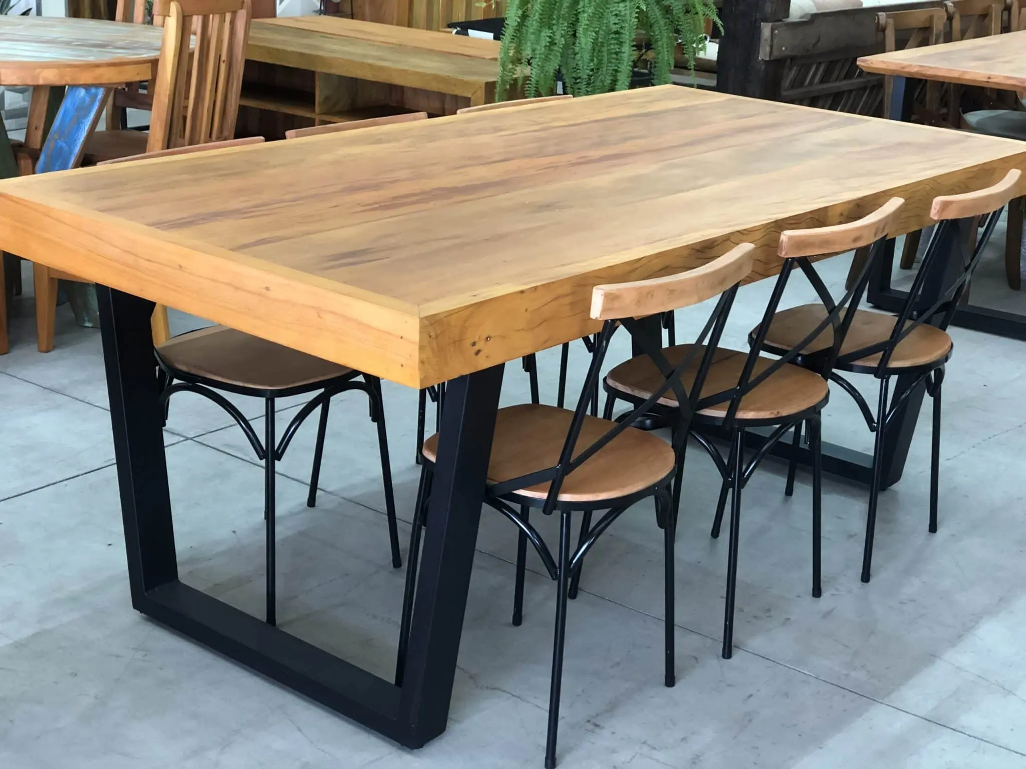 Mesa Estilo Industrial com madeira de lei